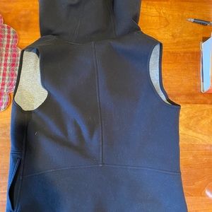Lululemon Reversible Vest. Black & gray- Lrg
